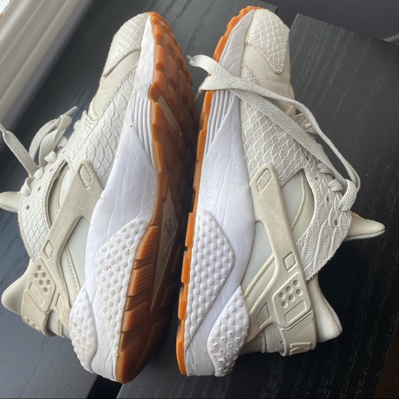 White Nike Air Huarache Women’s Size 8 - Picture 6 of 9
